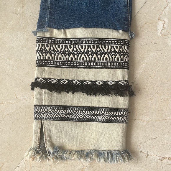 BLANKNYC DISTRESSED EMBROIDERED JEANS - Picture 2 of 7